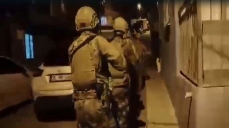 İzmir merkezli 3 ilde suç örgütüne helikopter destekli operasyon; 23 gözaltı