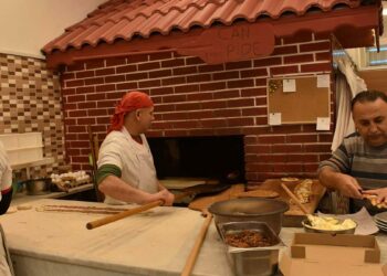 İzmir'de 'askıda kıymalı pide' uygulaması