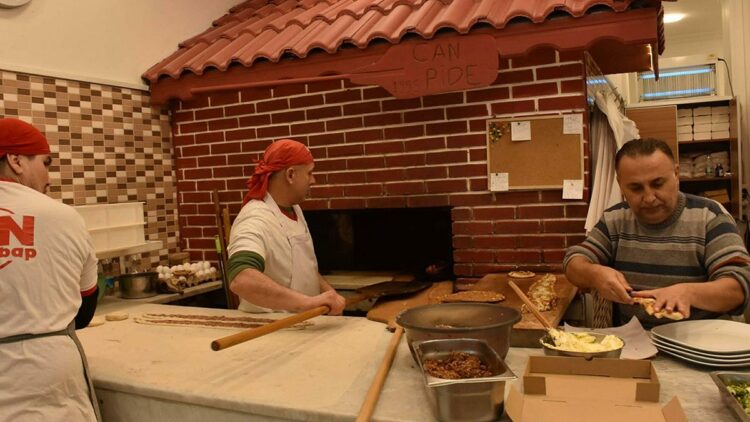 İzmir'de 'askıda kıymalı pide' uygulaması