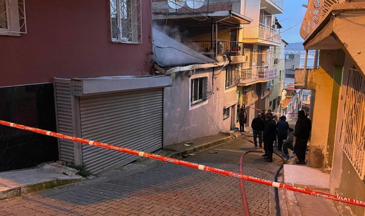 İzmir'de müstakil evde yangın