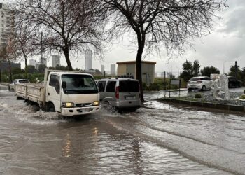 İzmir'de sağanak nedeniyle yollar göle döndü