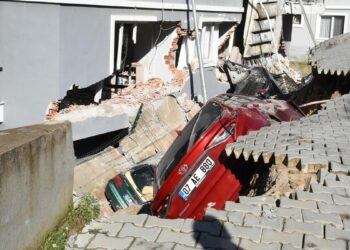 İzmir'de toprak kayması; 2 bina ve 7 araç zarar gördü