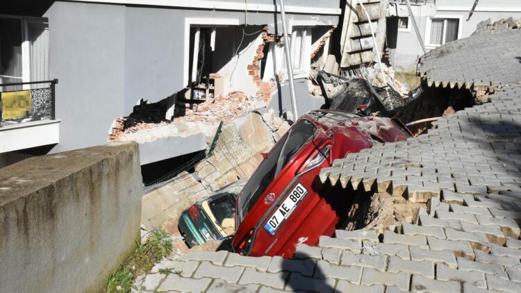 İzmir'de toprak kayması; 2 bina ve 7 araç zarar gördü