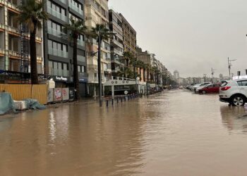 İzmir'de yine aynı manzara; cadde ve sokaklar göle döndü