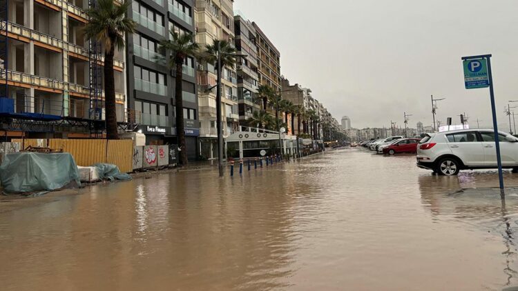 İzmir'de yine aynı manzara; cadde ve sokaklar göle döndü