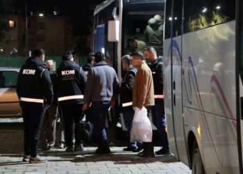 İzmir'in Buca Belediyesi'ne operasyon: 26 şüpheli adliyede