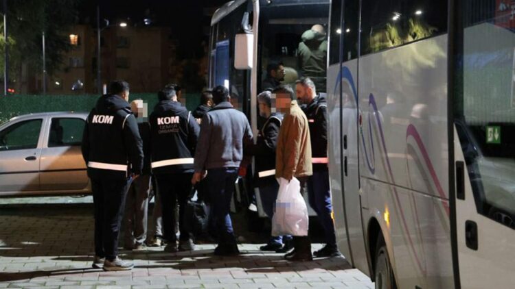 İzmir'in Buca Belediyesi'ne operasyon: 26 şüpheli adliyede