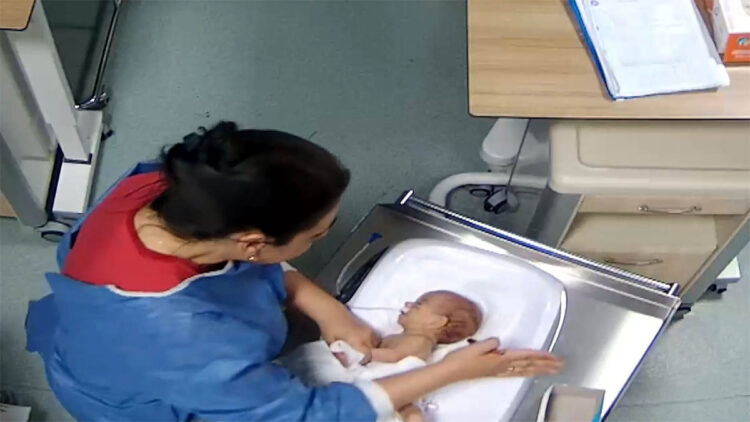 5 günlük bebeğe şiddet uygulayan hemşire başka bir bebeği daha darbetmiş