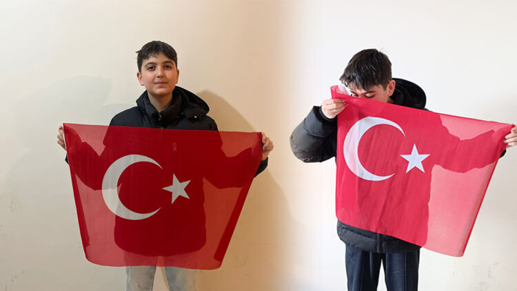 Kaldırımda gördüğü bayrağı alıp öpen Berk, bayrak dersi verdi