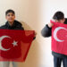 Kaldırımda gördüğü bayrağı alıp öpen Berk, bayrak dersi verdi