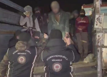 Kars'ta kamyonetten 19 kaçak göçmen çıktı