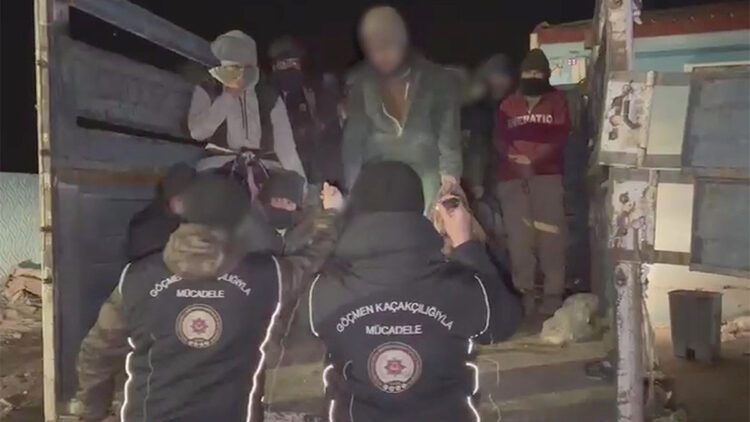 Kars'ta kamyonetten 19 kaçak göçmen çıktı