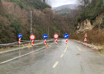 Rize'de köy yolu yeni heyelan riski nedeniyle ulaşıma kapatıldı