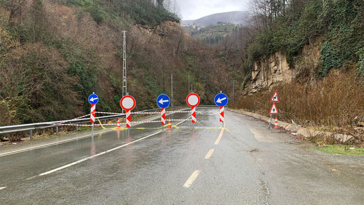 Rize'de köy yolu yeni heyelan riski nedeniyle ulaşıma kapatıldı