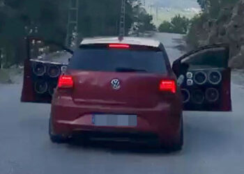 Kapıları açık ilerleyen otomobilin 15 yaşındaki sürücüsüne 60 bin lira ceza