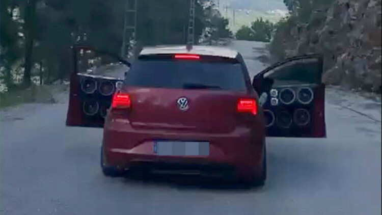 Kapıları açık ilerleyen otomobilin 15 yaşındaki sürücüsüne 60 bin lira ceza