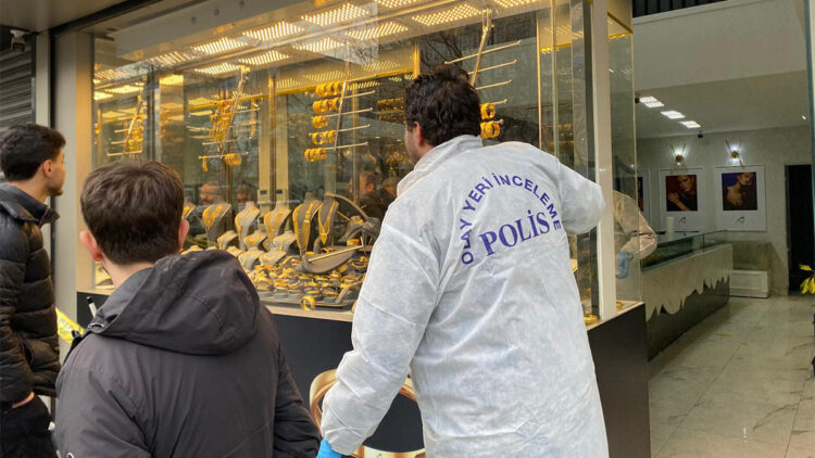 Batman'da kar maskeli 2 kişi kuyumcu dükkanını soydu