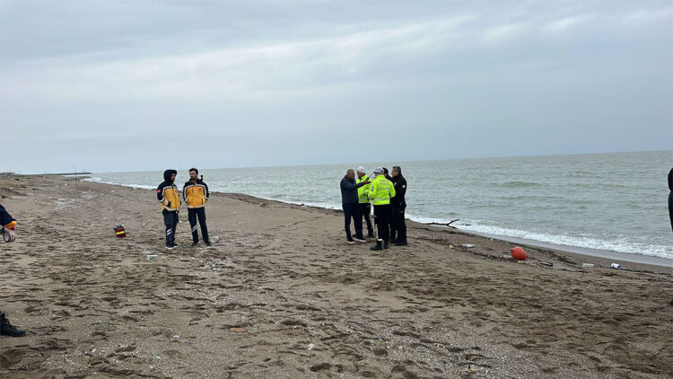 Karasu sahilinde erkek cesedi bulundu