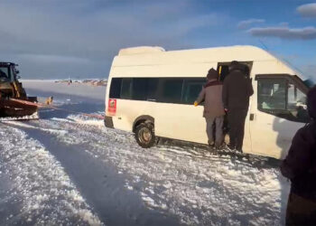 Kars'ta kara saplanan öğrenci servisi kurtarıldı
