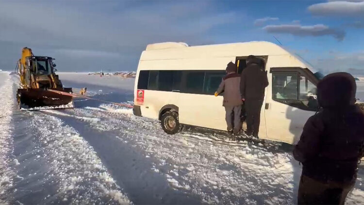 Kars'ta kara saplanan öğrenci servisi kurtarıldı