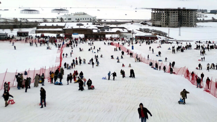Bitlis'teki kayak merkezi kayakseverlerle dolup taştı