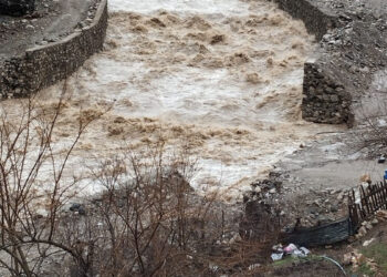 Kayseri'de sağanak sonrası sel oluştu; yollar çöktü