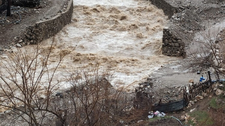 Kayseri'de sağanak sonrası sel oluştu; yollar çöktü