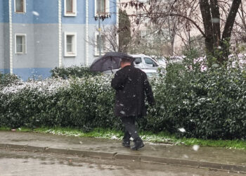 Keşan'da kar yağışı etkili oldu; çatılar ve yerler beyaza büründü