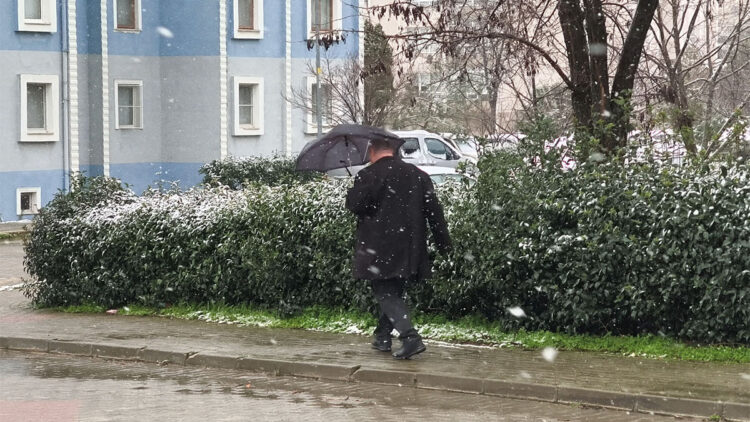 Keşan'da kar yağışı etkili oldu; çatılar ve yerler beyaza büründü