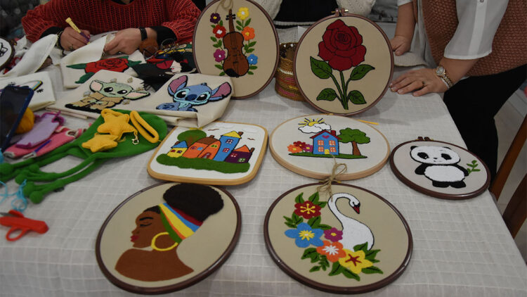 Kütahya'da örgü evi atölyesinde ilmeklerle dans ediyorlar