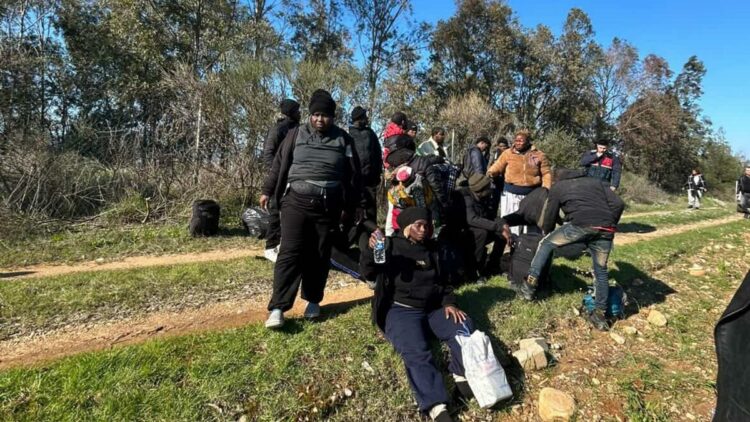 Kaçak göçmenleri 'dağın arkası İstanbul' diyerek, araziye bırakmışlar