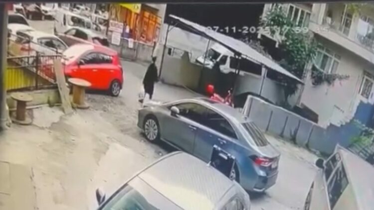 Kağıthane'de otomobil 4 araca ve yayaya çarptı