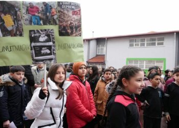 Kahramanmaraş depremlerinde ölenler için okullarda saygı duruşu