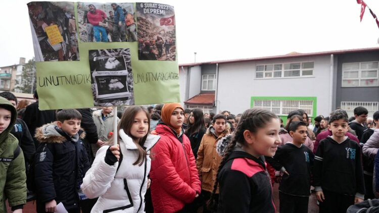 Kahramanmaraş depremlerinde ölenler için okullarda saygı duruşu