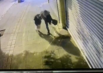 Kaldırımda yürüyen anne ile kızı, ölümden son anda kurtuldu