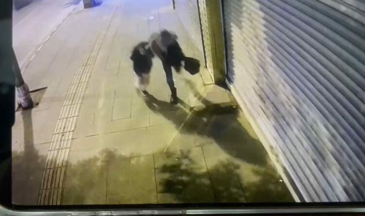 Kaldırımda yürüyen anne ile kızı, ölümden son anda kurtuldu