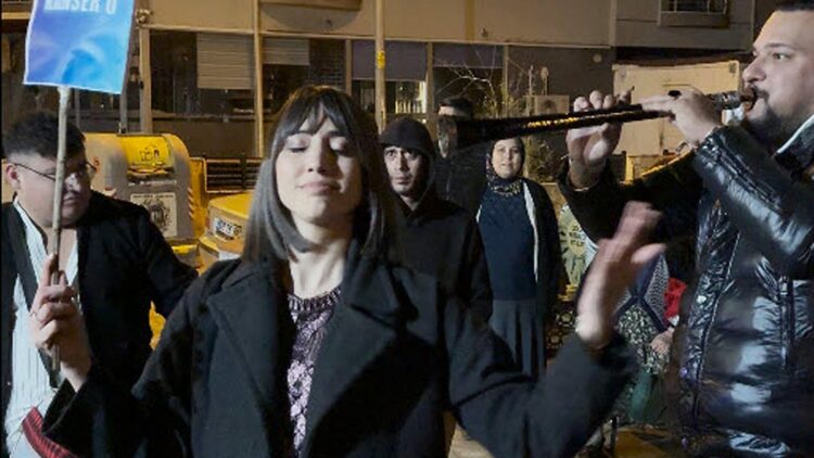 Kanseri yenen İzel öğretmene davul zurnalı kutlama