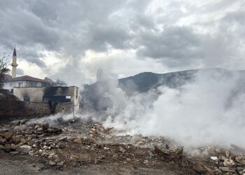 Karabük'te 4 ev, ahır ve traktör yandı, 2 büyükbaş öldü