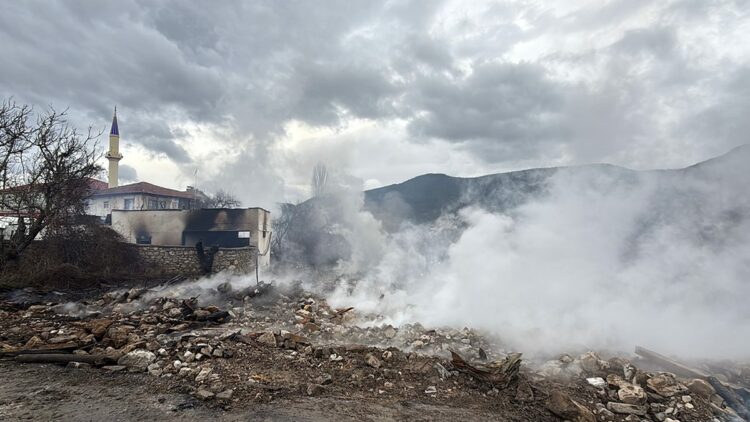 Karabük'te 4 ev, ahır ve traktör yandı, 2 büyükbaş öldü