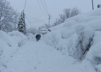 Karlıova'da kar kalınlığı 2 metreyi buldu