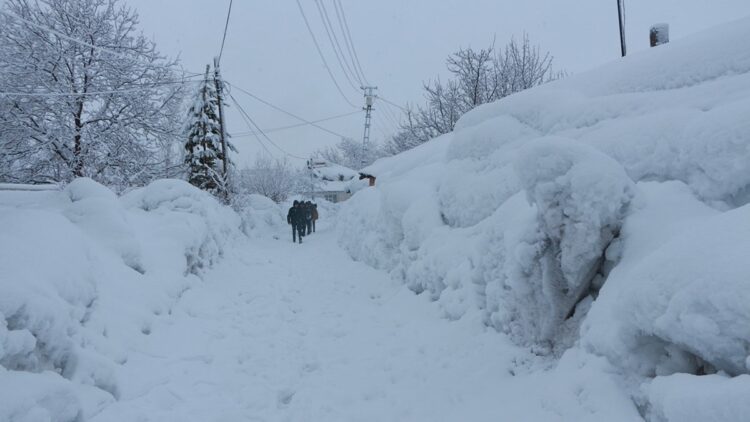 Karlıova'da kar kalınlığı 2 metreyi buldu