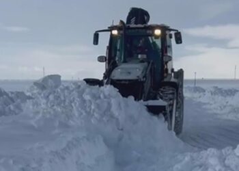 Kars'ta kardan kapanan 142 köy yolu ulaşıma açıldı