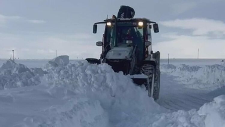 Kars'ta kardan kapanan 142 köy yolu ulaşıma açıldı