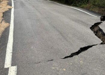 Kastamonu'da heyelan nedeniyle sahil yolunda yarıklar oluştu
