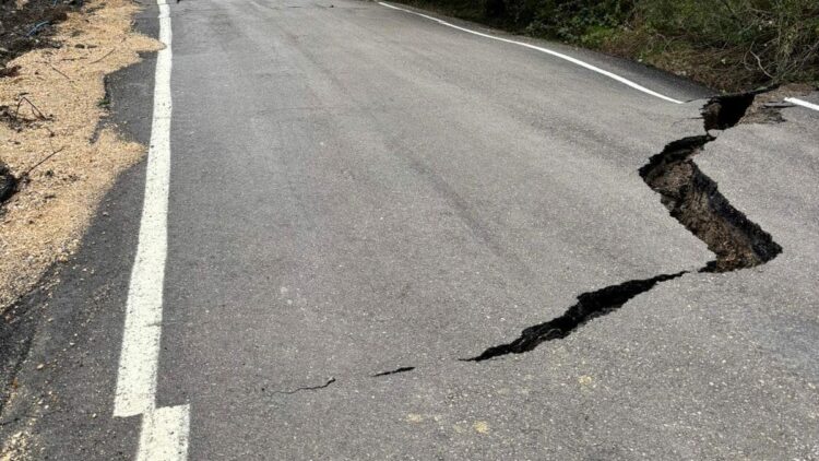 Kastamonu'da heyelan nedeniyle sahil yolunda yarıklar oluştu