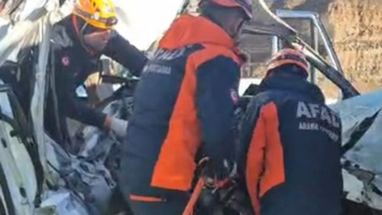 Kayseri'de öğrenci servisi, TIR'a arkadan çarptı: 1 ölü, 7 yaralı