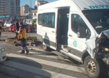 Kayseri'de otomobil ile minibüs çarpıştı: 14 yaralı