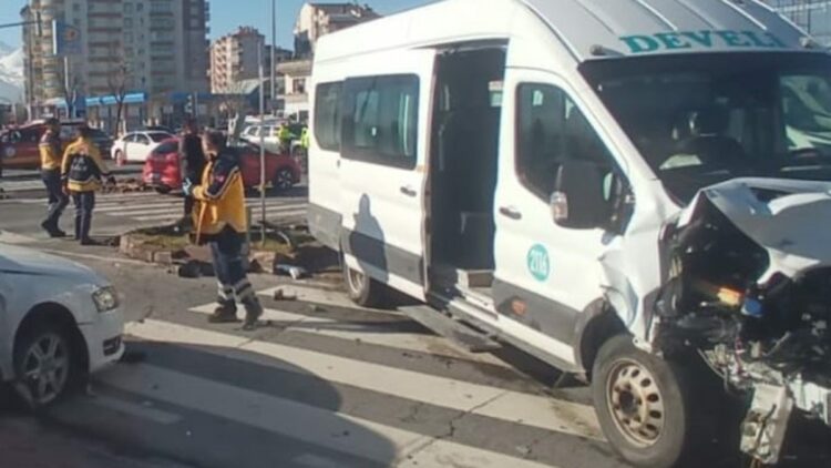 Kayseri'de otomobil ile minibüs çarpıştı: 14 yaralı
