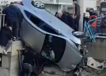Kaza yapan otomobil köprüde asılı kaldı