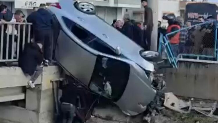 Kaza yapan otomobil köprüde asılı kaldı